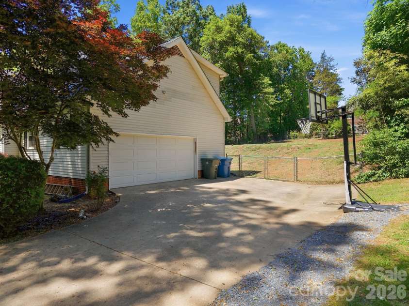 502 Camelot Drive, Salisbury, NC 28144.  MLS# CAR4381924, YatesRealty ID 26354. 