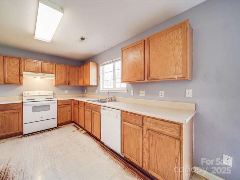 5414 Peachwood Drive, Charlotte, NC 28216.  MLS# CAR4231512, YatesRealty ID 2636. 