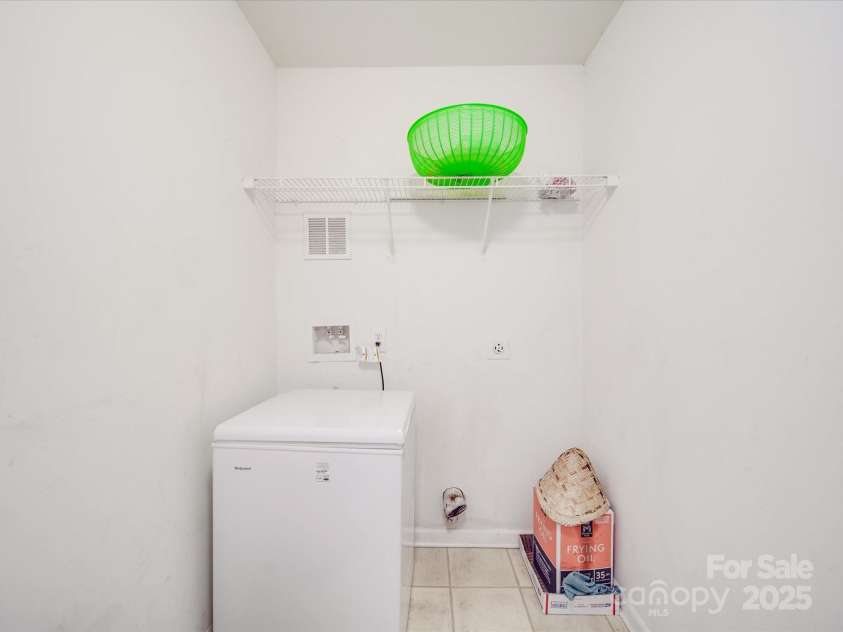 5414 Peachwood Drive, Charlotte, NC 28216.  MLS# CAR4231512, YatesRealty ID 2636. 