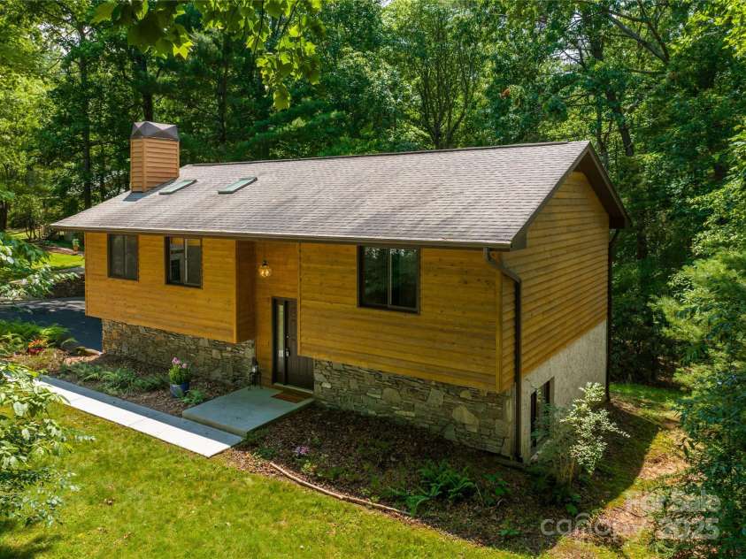 2 Oak Grove Road, Arden, NC 28704.  MLS# CAR4262932, YatesRealty ID 26361. Wonderful location in beautiful neighborhood!