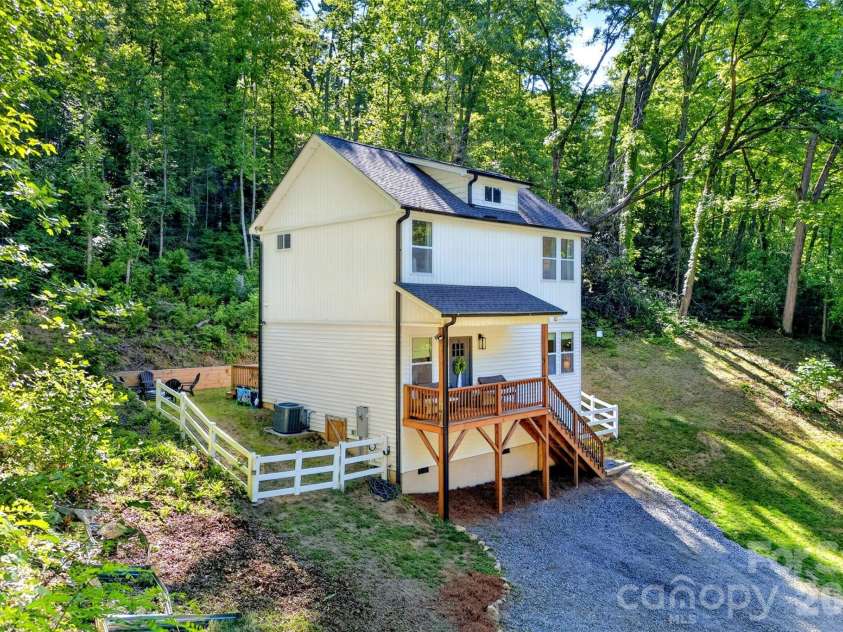 215 David Ridge Road, Black Mountain, NC 28711.  MLS# CAR4384978, YatesRealty ID 26361. 