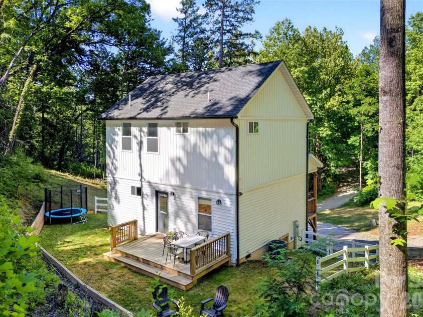 215 David Ridge Road, Black Mountain, NC 28711.  MLS# CAR4384978, YatesRealty ID 26361. 