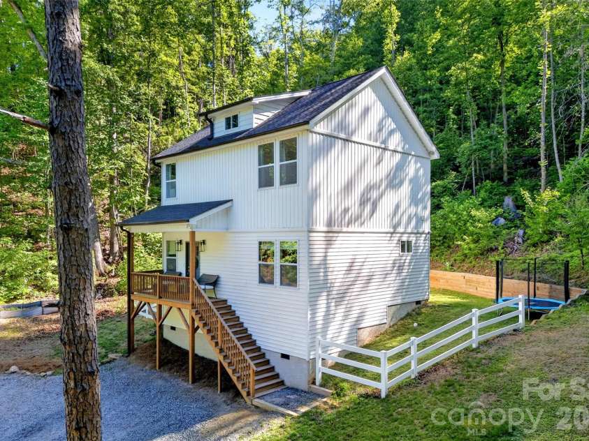 215 David Ridge Road, Black Mountain, NC 28711.  MLS# CAR4384978, YatesRealty ID 26361. 