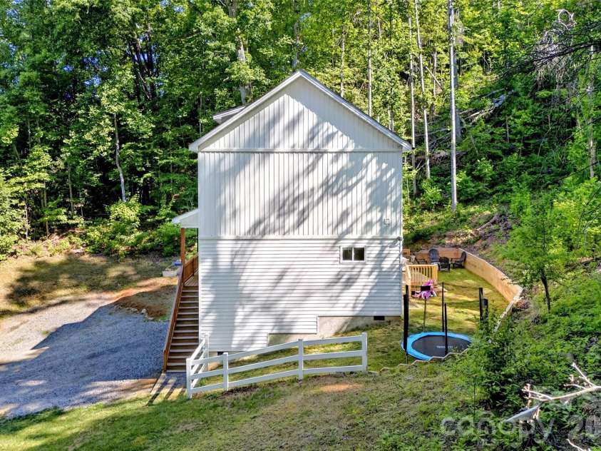 215 David Ridge Road, Black Mountain, NC 28711.  MLS# CAR4384978, YatesRealty ID 26361. 