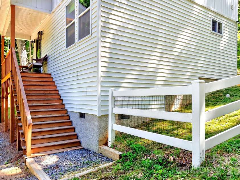 215 David Ridge Road, Black Mountain, NC 28711.  MLS# CAR4384978, YatesRealty ID 26361. 