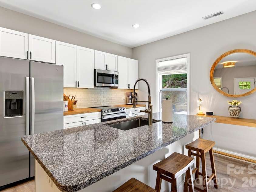 215 David Ridge Road, Black Mountain, NC 28711.  MLS# CAR4384978, YatesRealty ID 26361. 