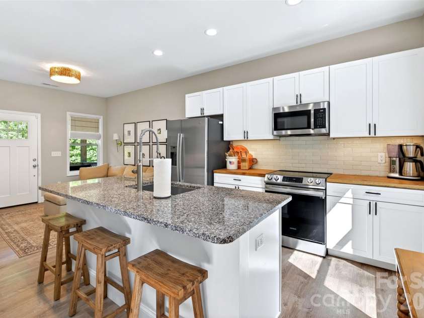 215 David Ridge Road, Black Mountain, NC 28711.  MLS# CAR4384978, YatesRealty ID 26361. 