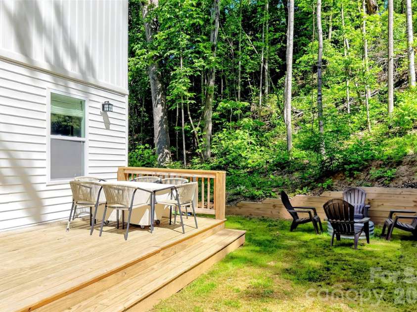 215 David Ridge Road, Black Mountain, NC 28711.  MLS# CAR4384978, YatesRealty ID 26361. 