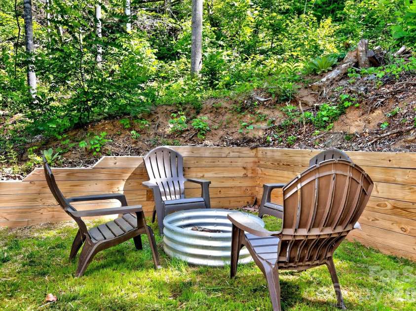 215 David Ridge Road, Black Mountain, NC 28711.  MLS# CAR4384978, YatesRealty ID 26361. 