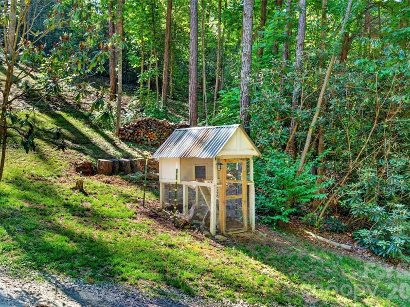 215 David Ridge Road, Black Mountain, NC 28711.  MLS# CAR4384978, YatesRealty ID 26361. 
