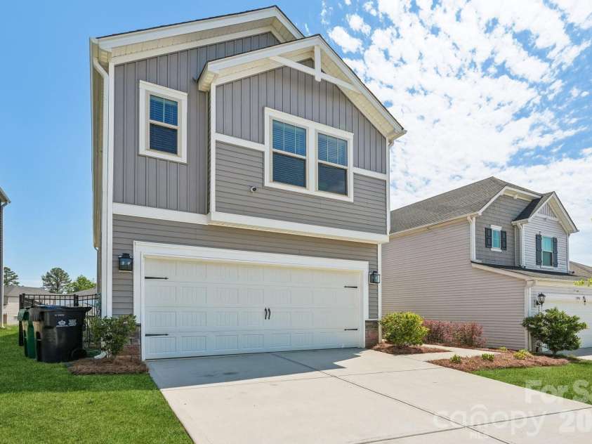 11912 Red Leaf Drive, Charlotte, NC 28215.  MLS# CAR4380337, YatesRealty ID 26367. 