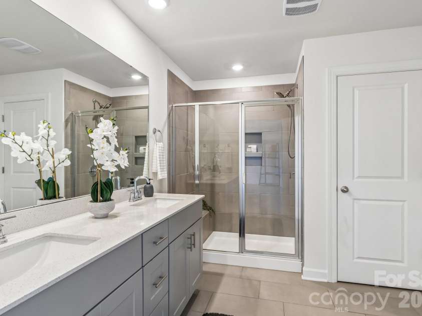 11912 Red Leaf Drive, Charlotte, NC 28215.  MLS# CAR4380337, YatesRealty ID 26367. 