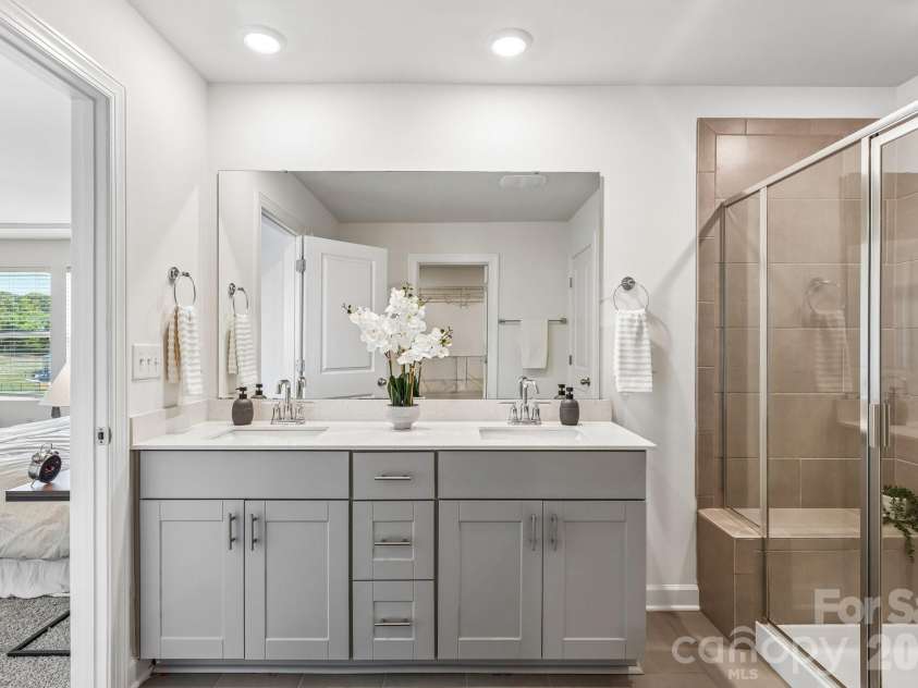 11912 Red Leaf Drive, Charlotte, NC 28215.  MLS# CAR4380337, YatesRealty ID 26367. 