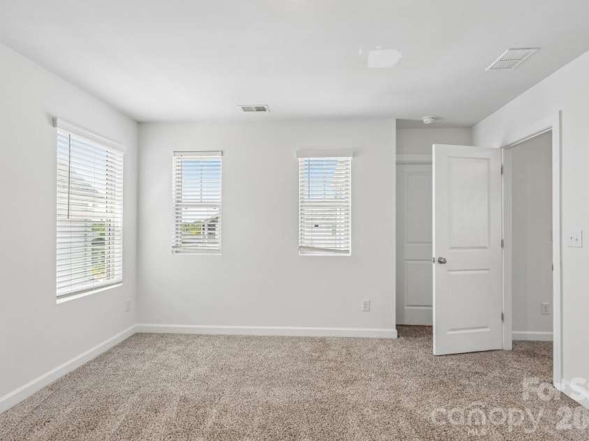 11912 Red Leaf Drive, Charlotte, NC 28215.  MLS# CAR4380337, YatesRealty ID 26367. 