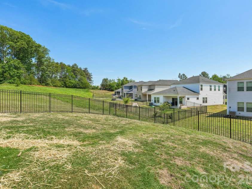 11912 Red Leaf Drive, Charlotte, NC 28215.  MLS# CAR4380337, YatesRealty ID 26367. 