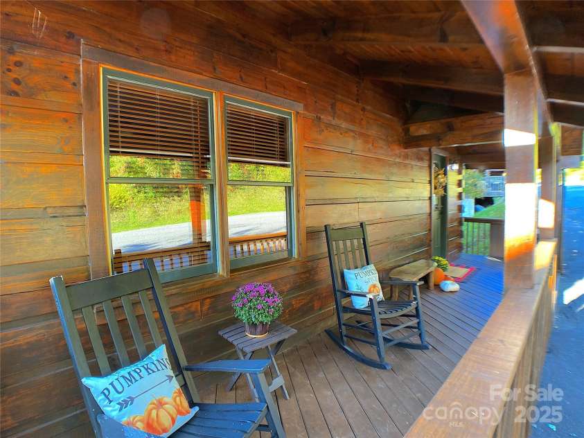 141 Scenic Wolf Drive, Mars Hill, NC 28754.  MLS# CAR4272313, YatesRealty ID 26367. 