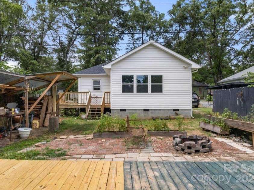 112 Fulton Drive, Kings Mountain, NC 28086.  MLS# CAR4279317, YatesRealty ID 26370. 