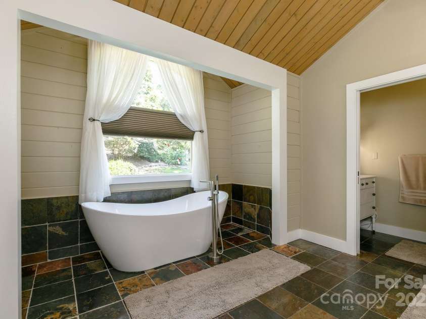 218 Slickrock Road, Burnsville, NC 28714.  MLS# CAR4269867, YatesRealty ID 26373. 