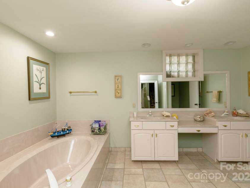 218 Slickrock Road, Burnsville, NC 28714.  MLS# CAR4269867, YatesRealty ID 26373. 