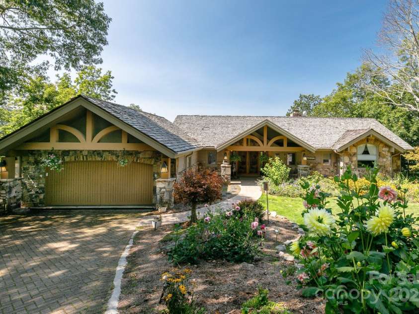 218 Slickrock Road, Burnsville, NC 28714.  MLS# CAR4269867, YatesRealty ID 26373. 