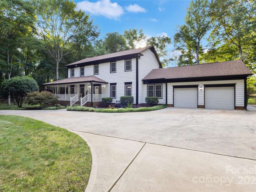 10700 Chestnut Hill Drive, Matthews, NC 28105.  MLS# CAR4279391, YatesRealty ID 26374. 