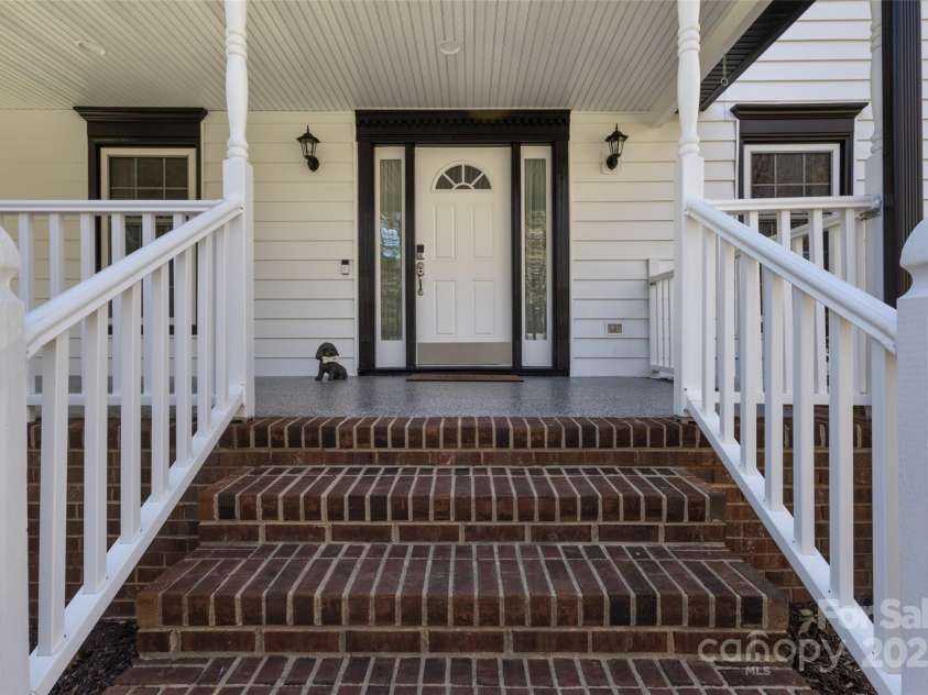 10700 Chestnut Hill Drive, Matthews, NC 28105.  MLS# CAR4279391, YatesRealty ID 26374. 