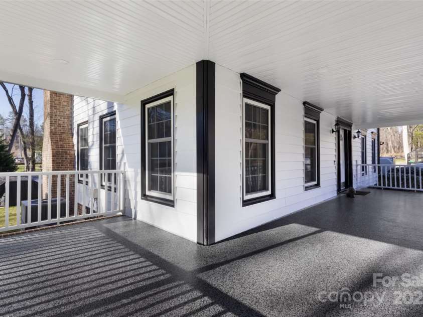 10700 Chestnut Hill Drive, Matthews, NC 28105.  MLS# CAR4279391, YatesRealty ID 26374. 