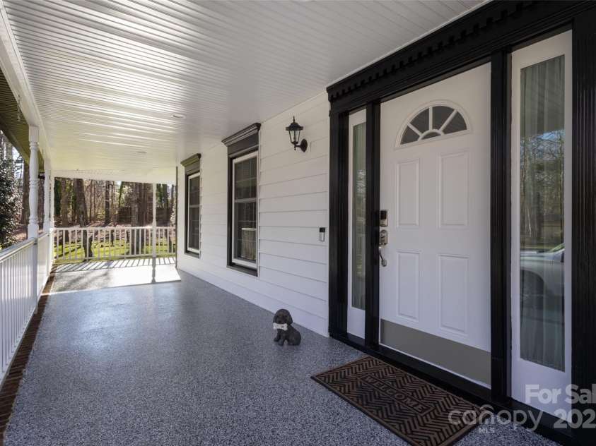 10700 Chestnut Hill Drive, Matthews, NC 28105.  MLS# CAR4279391, YatesRealty ID 26374. 