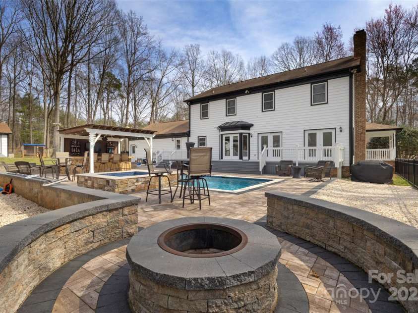 10700 Chestnut Hill Drive, Matthews, NC 28105.  MLS# CAR4279391, YatesRealty ID 26374. 