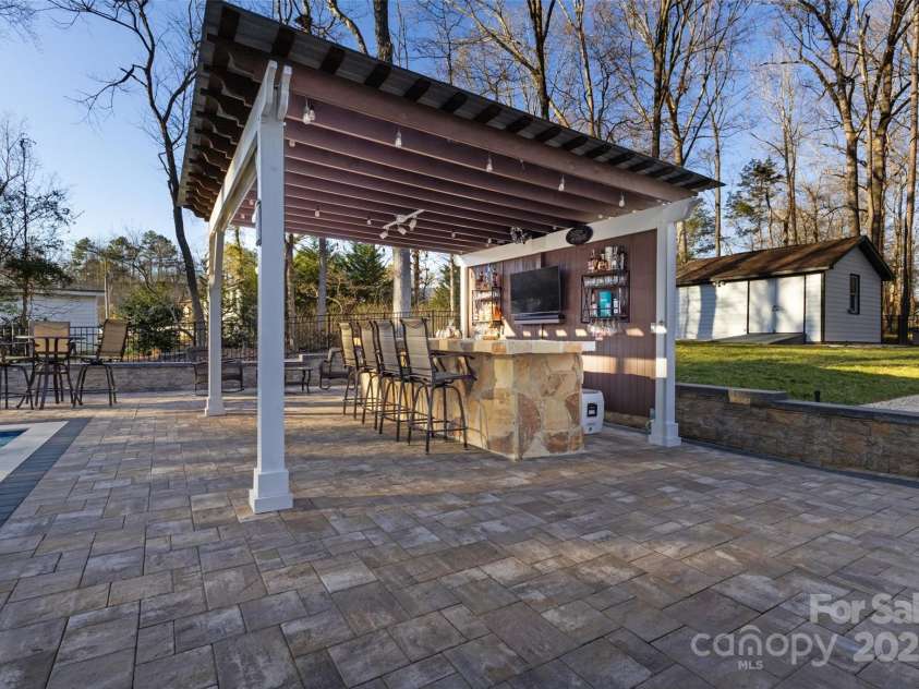 10700 Chestnut Hill Drive, Matthews, NC 28105.  MLS# CAR4279391, YatesRealty ID 26374. 