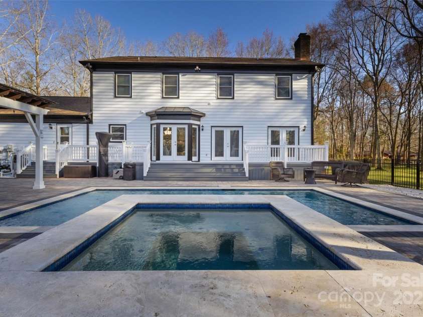 10700 Chestnut Hill Drive, Matthews, NC 28105.  MLS# CAR4279391, YatesRealty ID 26374. 