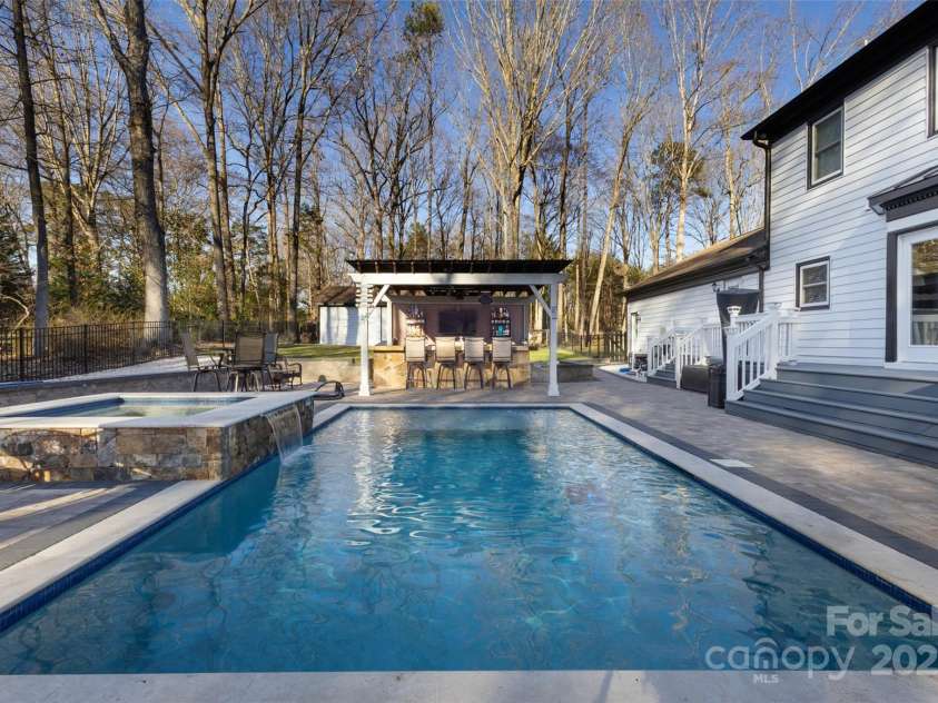 10700 Chestnut Hill Drive, Matthews, NC 28105.  MLS# CAR4279391, YatesRealty ID 26374. 