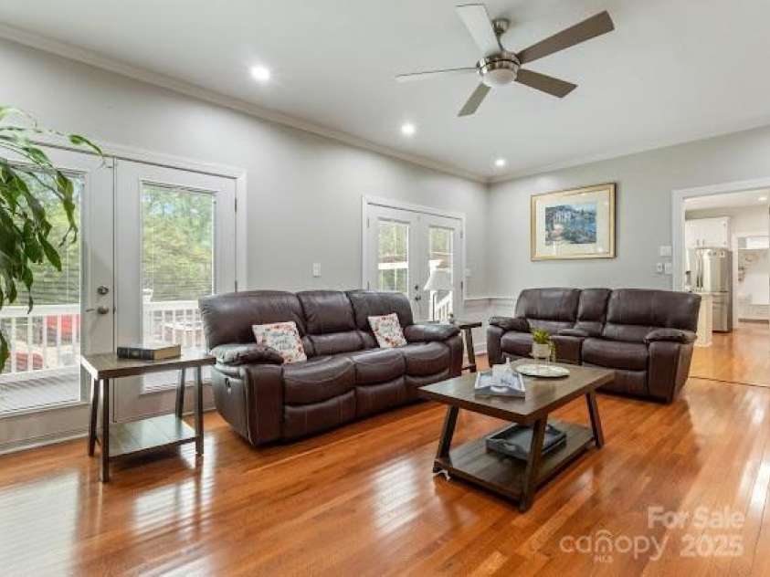 10700 Chestnut Hill Drive, Matthews, NC 28105.  MLS# CAR4279391, YatesRealty ID 26374. 