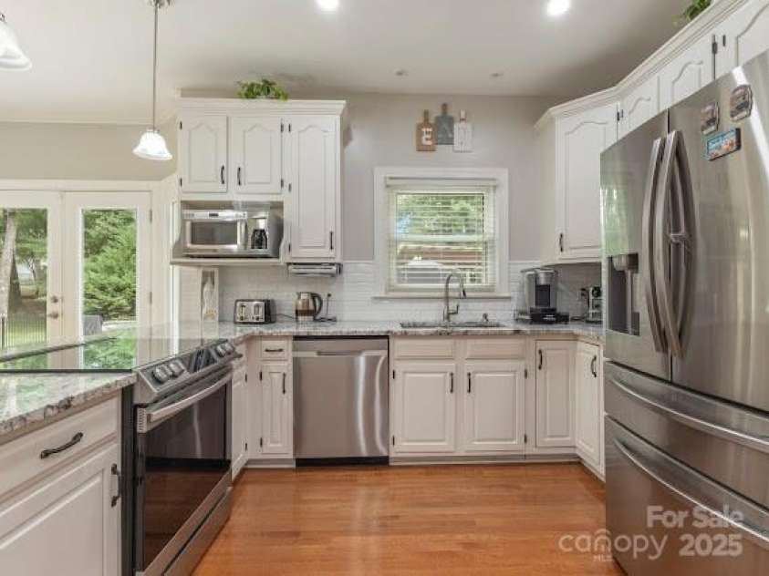10700 Chestnut Hill Drive, Matthews, NC 28105.  MLS# CAR4279391, YatesRealty ID 26374. 