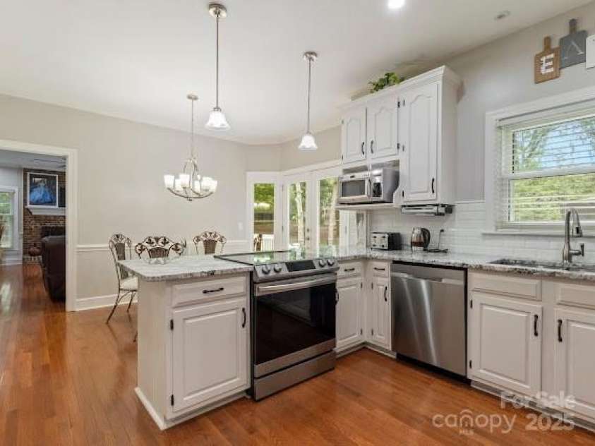 10700 Chestnut Hill Drive, Matthews, NC 28105.  MLS# CAR4279391, YatesRealty ID 26374. 