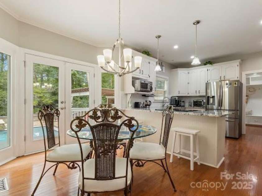 10700 Chestnut Hill Drive, Matthews, NC 28105.  MLS# CAR4279391, YatesRealty ID 26374. 