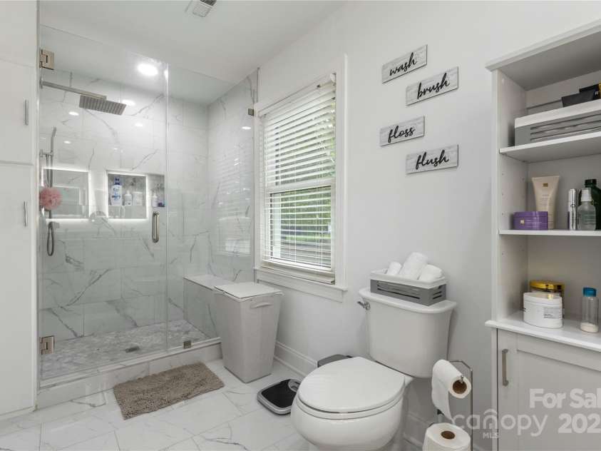 10700 Chestnut Hill Drive, Matthews, NC 28105.  MLS# CAR4279391, YatesRealty ID 26374. 