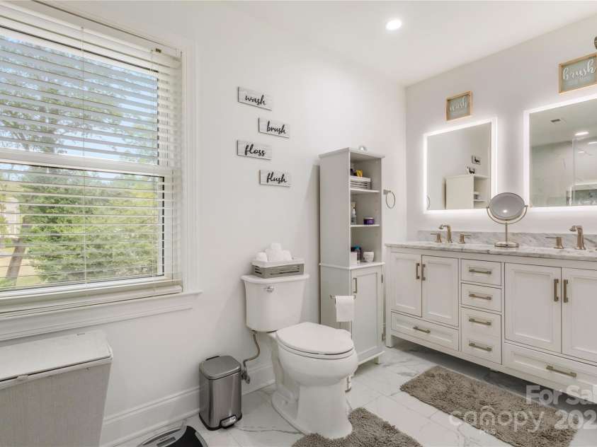 10700 Chestnut Hill Drive, Matthews, NC 28105.  MLS# CAR4279391, YatesRealty ID 26374. 