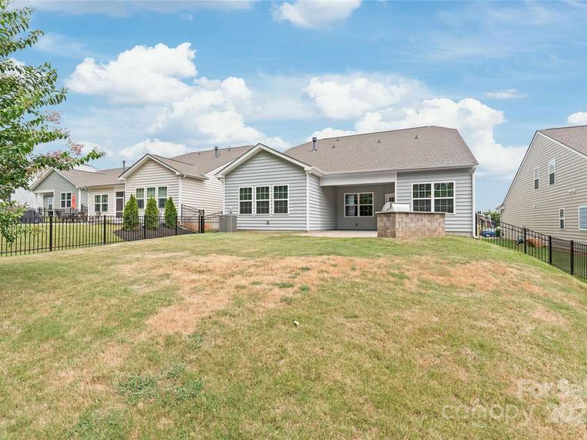 11510 Wrigley Mansion Drive, Charlotte, NC 28273.  MLS# CAR4278050, YatesRealty ID 26376. 