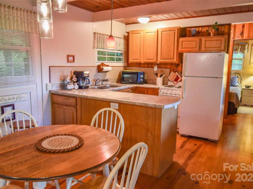 40 Bear Cove Circle, Bryson City, NC 28713.  MLS# CAR4259307, YatesRealty ID 26377. 