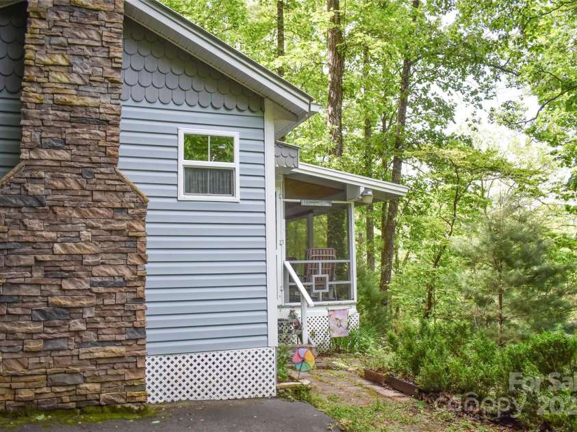 40 Bear Cove Circle, Bryson City, NC 28713.  MLS# CAR4259307, YatesRealty ID 26377. 