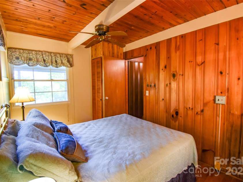40 Bear Cove Circle, Bryson City, NC 28713.  MLS# CAR4259307, YatesRealty ID 26377. 