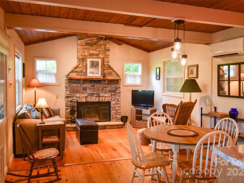 40 Bear Cove Circle, Bryson City, NC 28713.  MLS# CAR4259307, YatesRealty ID 26377. 