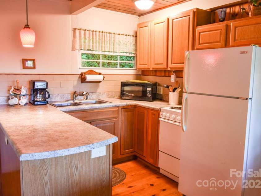 40 Bear Cove Circle, Bryson City, NC 28713.  MLS# CAR4259307, YatesRealty ID 26377. 