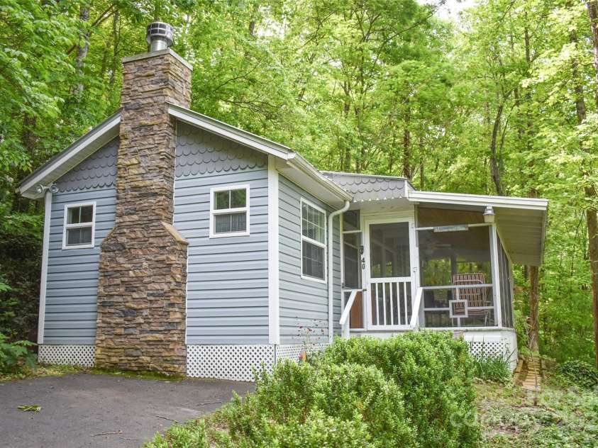 40 Bear Cove Circle, Bryson City, NC 28713.  MLS# CAR4259307, YatesRealty ID 26377. 