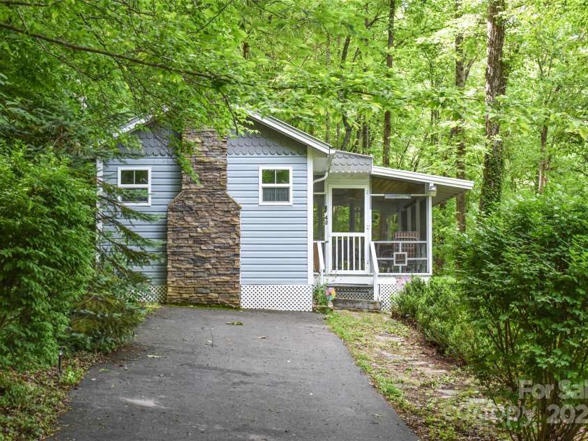 40 Bear Cove Circle, Bryson City, NC 28713.  MLS# CAR4259307, YatesRealty ID 26377. Nestled in the Woods