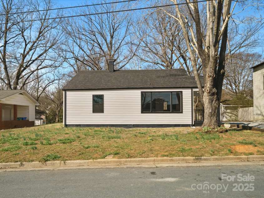 811 Austin Street, Albemarle, NC 28001.  MLS# CAR4224576, YatesRealty ID 2638. 