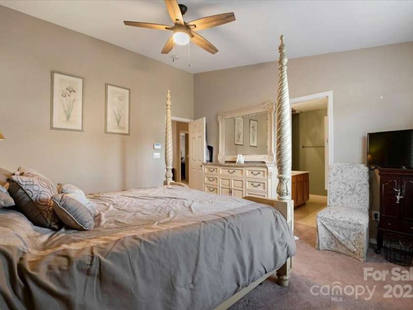 6340 Ziegler Lane, Charlotte, NC 28269.  MLS# CAR4274562, YatesRealty ID 26381. 