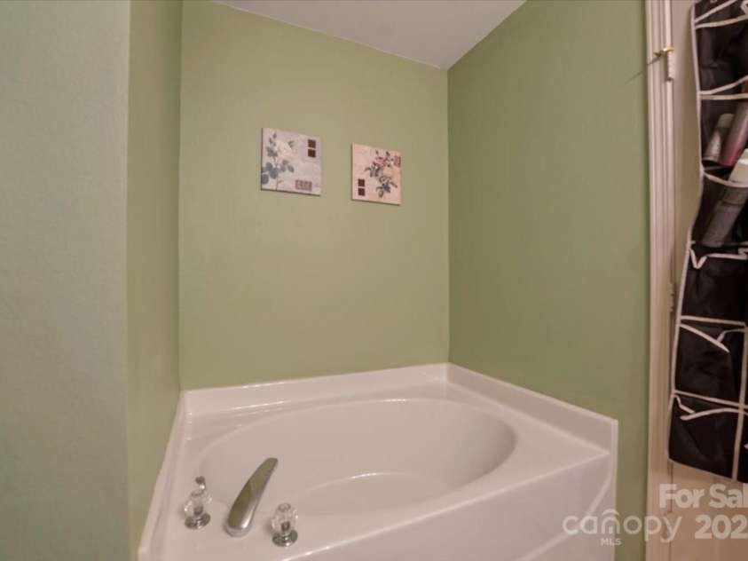 6340 Ziegler Lane, Charlotte, NC 28269.  MLS# CAR4274562, YatesRealty ID 26381. 