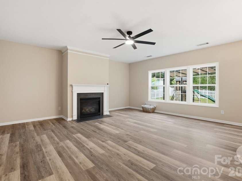 9013 Gailes Drive, Charlotte, NC 28278.  MLS# CAR4371796, YatesRealty ID 26381. This home is move-in ready!